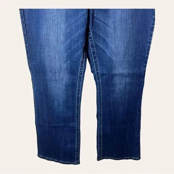 0854. MAURICES JEANS MEDIUM WASH IN COLOR SIZE 15/16 - Picture 5 of 9